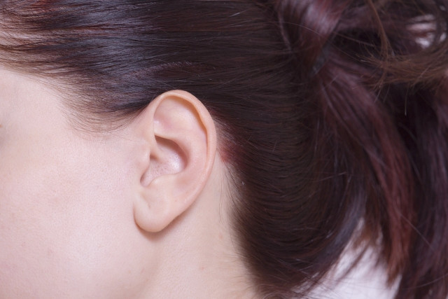 女性の左耳